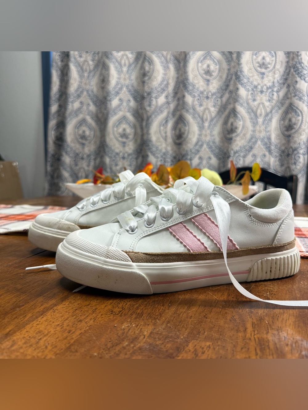 Hey Girl Women’s size 8 White Sneakers with pink Accent - Ribbon Lace